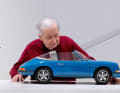 Elmar Roßmayer hat den blauen Porsche 911 Targa vor 54 Jahren komplett von Hand gebaut. Roßmayer lernte bei Maybach, der Auftrag für das 1:5-Modell kam aus Zuffenhausen.