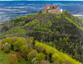 Herzstück der Zollernalb ist die Burg Hohenzollern. Sie sticht  weitum sichtbar aus der Albhügellandschaft hervor. Diesen Blick erhält man allerdings nur, wenn man die Wanderschuhe schnürt  und ein Stück weit zu Fuß geht.