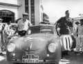 Lesehilfe: Die Marke Porsche ist noch jung, deshalb steht der Name noch mal groß auf dem Kofferraumdeckel. Und dazu ein Hinweis auf den Hubraum, mit dem sich der 356 gegen größere Rivalen durchsetzt. An der Fahrertür Fürst von Metternich, gegenüber Graf von Berckheim. | FOTOGRAFIE UNTERNEHMENSARCHIV DER PORSCHE AG