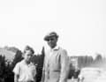 Familienfoto. Ferry Porsche mit Sohn Wolfgang bei Versuchsfahrten in der Schweiz, wahrscheinlich im August 1954; im Hintergrund der Studebaker, der eigentlich ein Porsche ist.