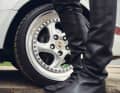 ..., hohe Lederreitstiefel – der Architekt, Designer und Porsche-Enthusiast liebt das Unkonventionelle. Und zugleich die Reduktion auf das Wesentliche.