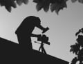 Arrangement: Andreas Mühe legt eine Filmkassette in seine Großformatkamera von Linhof. Vieles in seinem Leben scheint analog. Ohne Smartphone, ohne Ablenkung, voll präsent. »Wenn ich arbeiten möchte, fahre ich ins Büro. Und so lange ich nicht in meinen Laptop schaue, passiert ja auch nichts.«