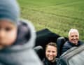 Erwin Schröder und Christian im Auto. Sie freuen sich mit Stefan, dass dessen neun Monate alter Sohn Mats die Fotosession auf Papas Arm mit einer gewissen Ruhe über sich ergehen lässt.