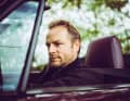 Hinnerk Schönemann ist einer der erfolgreichs-ten deutschen TV- und Kino-Schauspieler. Er hätte sich gut vorstellen können, Rennfahrer zu werden. Kein Wunder also, dass er eine Passion für Porsche und Klassik-Rallyes hat.