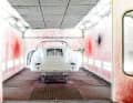 Zurück zu Glanz und Glamour: Unter dem gnadenlosen Licht der Neonröhren offenbart jeder Wagen in der Lackierkabine auch kleinste Dellen. Frisch in Primer gelegt, wartet ein Porsche 356 von 1964 auf sein neues Lackkleid. Die meisten Kunden wünschen sich die Originalfarbe, eine gute Wahl, findet Alonso.