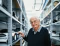 Norbert Singer am Modell des 956 im Archiv des Porsche Museums