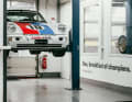 Daneben schwebt der Sportec 964 RSR auf der Bühne, mit dem alles anfing