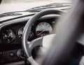 Der Blick auf das Wesentliche gerichtet: Zentral angeordneter Drehzahlmesser, der Schalthebel als Meister der kurzen Wege, der bärenstarke Saugmotor im Heck – dieser Porsche setzte nicht nur MAssstäber er stieß in neue Dimensionen vor.