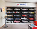 Genau 20 der Meisterwerke, die Lothar Wünsche komplett in Eigenregie in der Baugröße 1:5 realisiert hat, parken in der Vitrine in seinem Hobbyzimmer. Links im Bild thront auf einer Kurbelwelle ein verkleinerter Motor des 917K – selbstverständlich auch ein Eigenbau.