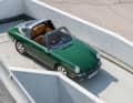 Zugig: Auch das Vorserienmodell des 911 S Targa vereint bei offenem Dach Sonnenfreuden mit Windturbulenzen. Das wird auch  dem Erstbesitzer  aufgefallen sein:  Dr. Ferry Porsche.