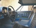 Das Interieur trennt die beiden Insassen deutlich und ist in blaues
Leder gefasst