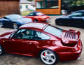 Die kleine Sammlung von Pippig umfasst einen 911 Turbo (993) in Arenarot, ein 911 Carrera 3.2 Cabrio, einen 911 Turbo S (992) und ein 911 GTS Cabrio (992)