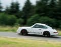 Weißer Wolf im scharfen Pelz: So schlicht, wie der 964 Cup daherkommt, ähnelt er einem  normalen 911 Coupé sehr. Doch der Eindruck täuscht. Er ist Rennwagen durch und durch.