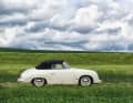 Endlich wieder freie Bahn: 66 Jahre nach der ersten Schlüsselübergabe ist das 356 Aluminium-Cabriolet wieder in alter Schönheit auf den Straßen zu bewundern. In der Originalfarbe Elfenbein neu lackiert, kommt die Ästhetik der schlichten Linien besonders gut zum Tragen.