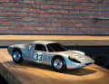 Die Designstudie zum Porsche Carrera 904 GTS schimmert in geheimnisvollem Silber und parkt in der Lounge des »Christophorus«-Restaurants.