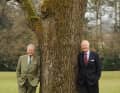Zwei Männer, ein Baum und der Boden. Abgehoben haben beide nicht im Leben, und der Baum, dessen Nähe sie schätzen, darf als Symbol gelten.