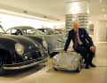 Entspannt im Reich der Freude und der Erinnerungen. Hans-Peter Porsche sammelt gern gute Momente. Sie verbinden ihn mit Menschen, die mehr sind als Kunden, und mit Objekten, die sein Leben bereichern.