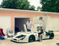 Spuren der Vergangenheit: Die Startnummer 48 trug die cineastische Reliquie bei den 12 Stunden von Sebring im März 1970. McQueen wurde Zweiter. Die blauen Hutzen am Boden sind Nachbauten, ähnlich den Verkleidungen der Arriflex-Kameras.