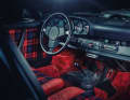 Es sind die feinen Details, die Geschichten erzählen. Das Messingschild trägt unter anderem die Initialen »LP« und die Gravur »Porsche-Turbo No 1«. Das Autoradio »Blaupunkt Bamberg electronic« hatte eine Rekorderfunktion und ein externes Mikrofon.