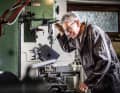 Fräsmaschine und Drehbank sind die wichtigsten Werkmaschinen in Pohls kleiner Souterrain-Werkstatt. So überschaubar der Maschinenpark, so tiefgreifend wirken die damit durchgeführten Arbeitsschritte. Der Ingenieur fertigt beispielsweise neue Ventile aus modernen Werkstoffen oder versieht die ehrwürdigen Königswellen mit Ölentlastungsbohrungen – eine wirksame Maßnahme zur Bekämpfung der Motoren-Inkontinenz.
