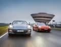 Familienporträt: Auf der Rennstrecke des Porsche-Werks Leipzig trifft unser Geburtstagskind auf einen aktuellen Panamera. Einen Hybrid 4 E-Hybrid. Übrigens: Einen Antrieb mit Doppelherz gibt’s in der Sportlimousine seit 2011.
