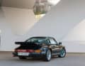 Hingucker par excellence: Wo immer Tilman Brodbeck damals mit dem Carrera 3.2 Coupé auftauchte, erregte er Aufsehen. Allein die Fuchsfelgen mit ihrem türkisfarbenen Kranz oder die von den A-Säulen über das Dach nach hinten ziehende Lichtkante verfehlen ihre Wirkung bis heute nicht.