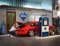 Indischrot. 265 PS entwickelt der Cup-Motor des mit einem Sperrdifferenzial ausgestatteten Porsche 964 C2. Martina und Pablo sind seine Eigentümer...