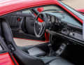 Schwarz und klar. Die dunkle Farbgebung im Interieur wird durch einige rote Elemente veredelt; sie schlagen optisch eine Brücke zur Außenlackierung. Das Dreispeichen-Lenkrad ist eine Hommage an die 964-Cup-Modelle.