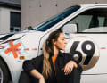 Wenn Romana Hirschvogl ihren Emotionen Ausdruck verleihen will, wird auch mal ein Porsche 944 zur Leinwand