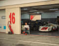 Jürgen Rudolph und sein Porsche 910. Zwischen den Sessions bei der Les Dix Milles Tour in Le Castellet gönnen sie sich eine Pause