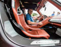 Passt wie ein Anzug: In den Carrera GT hat Porsche eine faszinierende Mischung aus Sportlichkeit, Purismus und Luxus einziehen lassen.
