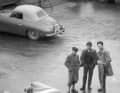 Bitte einsteigen! Wolfgang  Porsche entert auf diesem Bild von 1954 den 550 Spyder Nummer 04 mit Fuhrmann-Motor, während die Brüder Hans-Peter, Gerhard und Ferdinand Alexander – mit adretten Streifen in der Hose – dabeistehen.