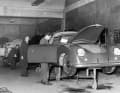 Die ersten Porsche 356 werden gefertigt: ein Blick in die Zuffenhausener Produktionshalle im Jahr 1950.