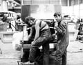 Schwäbische Handarbeit: Roland Bemsel (l.) und Werner Kühnle bauen in der Werkhalle 1977 einen 935 auf. Glamourfaktor null. Ergebnis weltmeisterlich.