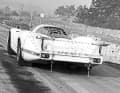 Wollfäden statt Hightech: Auf dem Skidpad führte Porsche auch Aerodynamikversuche durch. Hier ein 908 Langheck Coupé vor dem Versuch, zirka 1968.