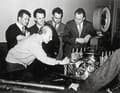 Hans Mezger (2. v. l.) 1960 mit dem ersten Porsche-Formel-1-Motor des Typs 753 und seinen Kollegen Hans Hönick (über dem Motor), Eberhard Storz, Helmut Heim und Rolf Schrag