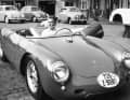 Herbert von Karajan bei der Abholung des dann roten Spyder.