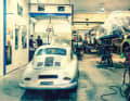 Vertrautheit und Tradition: Der Porsche 356 A Coupé ist Stammgast bei Haberbusch, der Kunde kommt gelegentlich und lässt Kleinigkeiten ausbessern und erneuern. Die Fotocollage entstand, als ein Kfz-Wandergeselle Station in Straßburg machte und mit dem Aufbau eines Oldtimers sein Gesellenstück ablieferte.