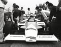 Hans Mezger (rechts am Wagen mit weißem Hemd), als John Watson am 29. Juni 1982 den TAG Turbo erstmals im McLaren-Chassis fuhr.