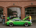 Gut ein Jahr hat die Restaurierung des 1978 gebauten Porsche 911 gedauert. Der Re-Import aus Kalifornien war rostfrei, aber  bei Weitem nicht komplett. Julian  hat ihn mit 110-Liter-Kunststofftank, Rennsitzen und einem Stahlkäfig  nach FIA-Vorgaben auf Rallye-Einsätze hin getrimmt.