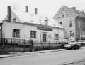 Erste Adresse Ein Porsche 911 vor dem Geburtshaus Porsches, das wirkt 1975 fast surreal.