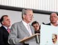 Ein Mann, ein Wort: 2018 Vor wenigen Monaten feierte Dr. Wolfgang Porsche, Vorsitzender des Aufsichtsrates der Porsche Automobil Holding SE sowie der Dr. Ing. h.c. F. Porsche AG, seinen 75. Geburtstag. Der jüngste Sohn von Dorothea und Ferry Porsche gehört bereits seit 1978 dem Aufsichtsrat des Sportwagenherstellers an. Oliver Blume würdigt ihn mit den Worten: »Wolfgang Porsche ist nicht nur Namensträger unserer Marke, er ist auch die sympathische Identifikationsfigur unseres Unternehmens. Er war da, wann immer es nötig war (...).« Dr. Porsche lebt heute in Salzburg und auf dem »Schüttgut« in Zell am See. Seine Hauptaufgabe sah und sieht Dr. Porsche darin, das Werk seines Vaters Ferry und seines Großvaters Ferdinand in deren Sinne fortzuführen und die Interessen der Familienmitglieder auszugleichen und zusammenzuführen.