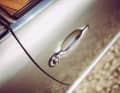 Detailverliebt Beim Lack konnte es keine Kompromisse geben. Den perfekten Blechaufbau adelt eine ebenso perfekte Farbschicht in Satin-Silver von Jaguar.