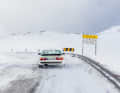 Gaaaaanz vorsichtig: Unter dem dünnen Puderschnee ist es eisglatt. Der Transaxle-Porsche will durch solche Kurven am liebsten getragen werden.