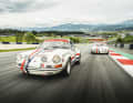 Im Formationsflug ging es fürs Fotoshooting mit den beiden Porsche 911 ST 2,3 von Nikolas Knoll über den Red-Bull-Ring in der Steiermark. Das Original ist an den vier Cibiés und der fehlenden Abschleppöse zu erkennen.