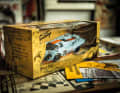 Modelle des Gulf-Porsche 917 mit der Nummer 20 gibt es viele, doch dieses ist ebenfalls signiert.