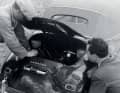 Gefühlssache: Die Starter der Carrera Panamericana überwinden 3.000 Meter Höhenunterschied, die Einstellung der beiden Solex-Vergaser muss an die dünne Luft der Gebirgsetappen angepasst werden. Links Herbert Linge, Graf von Berckheim schaut ihm zu. | FOTOGRAFIE UNTERNEHMENSARCHIV DER PORSCHE AG