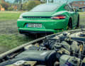 Reihen- vs. Mittelmotor: Der 2,5-Liter-Vierzylinder-Sauger des 924 S arbeitet über der Vorderachse. Haube auf, Motor da. Den 2,0-Liter-Vierzylinder-Turbo des Cayman T hat Porsche unsichtbar hinter den Sitzen verbaut. Dafür gibt es vorne und hinten einen Kofferraum.