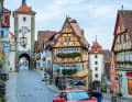Natürlich geht es auch am Plönlein vorbei, dem Wahrzeichen von Rothenburg ob der Tauber und dem meistfotografierten Gebäude der Stadt. Übersetzt heißt der Begriff Plönlein übrigens »Kleiner Platz am Brunnen«.