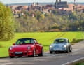 Postkartenmotiv mit Walter Röhrl. Im Hintergrund das malerische Rothenburg. Der Porsche 993 und 356 A markieren stellvertretend die Bandbreite der zugelassenen Modelle vom ersten bis zum letzten luftgekühlten Modell aus Zuffenhausen.